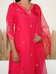 Magenta kurta set with embroidered sleeves and neck